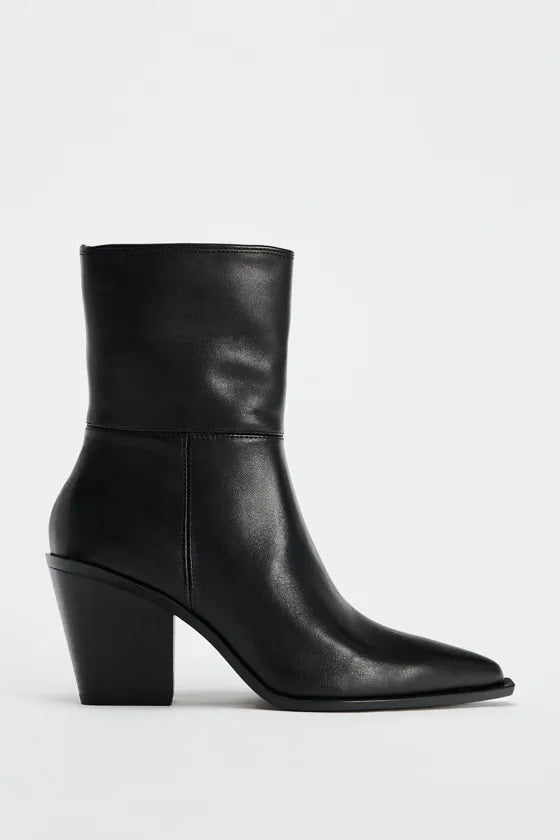 Zara Leather ankle boots with a pointed toe - 2103/410/800