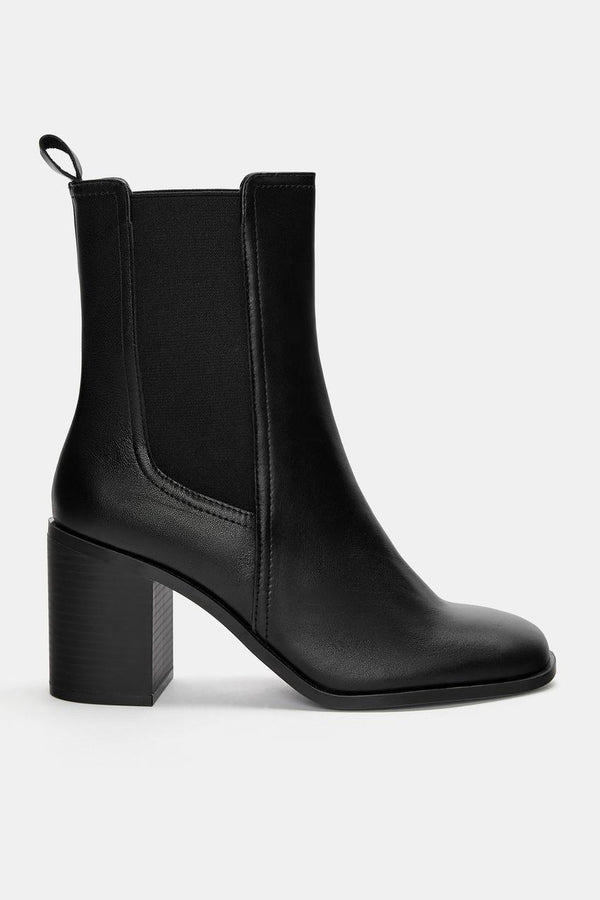 PULL AND BEAR BLACK ANKLE BOOTS 1115/440/040