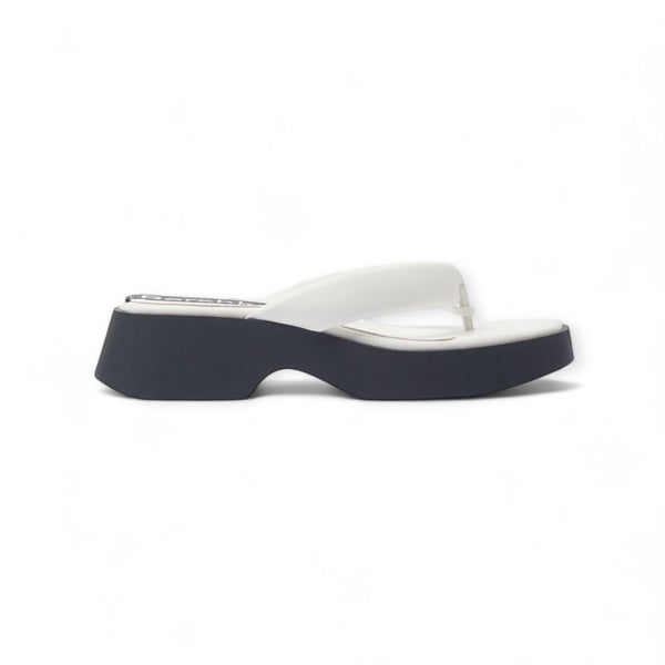 BERSHKA BLACK AND WHITE FLAT