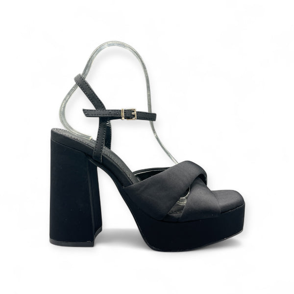 STRADIVARIUS BLACK CHUNKY HEELS