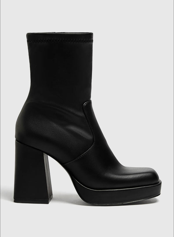 PULL AND BEAR BLACK ANKLE BOOTS
