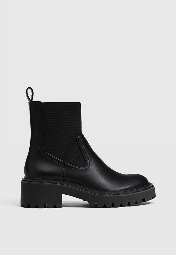 STRADIVARIUS FLAT CHELSEA BOOTS