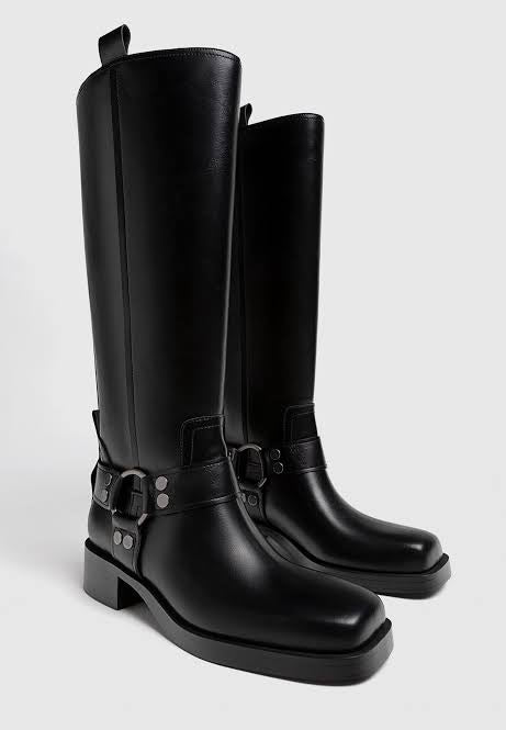STRADIVARIUS KNEE BOOTS
