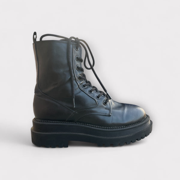 STRADIVARIUS LACE UP WITH ZIP BOOTS