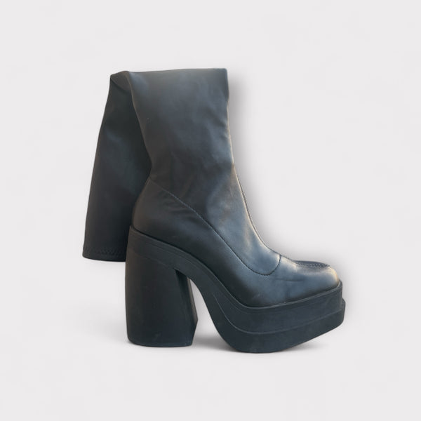 BERSHKA KNEE HI HEEL BOOT