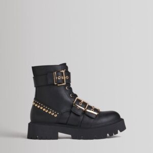 Flat ankle boots with straps with eyelets and buckles