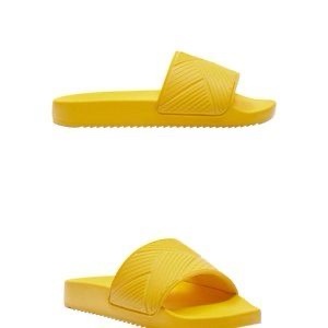 Zara slides in yellow